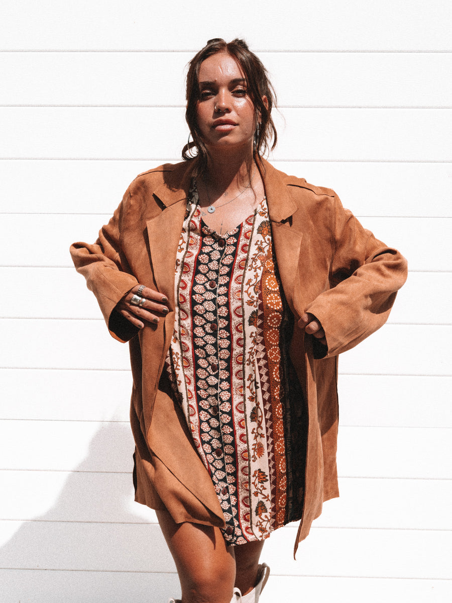 BROWN LIGHTWEIGHT FAUX SUEDE TRENCH JACKET / L - XL